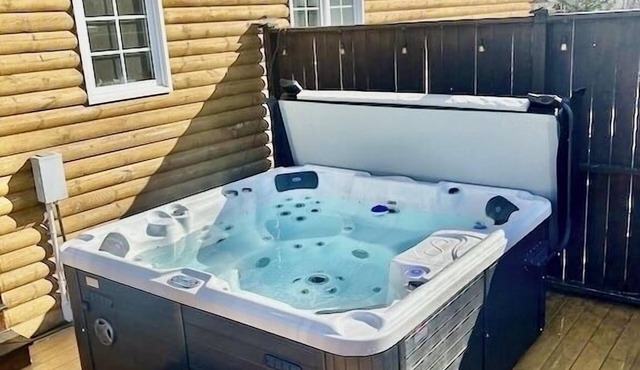 Hot tub, Play area, deck, fully loaded Log home seconds from a Provincial Park.