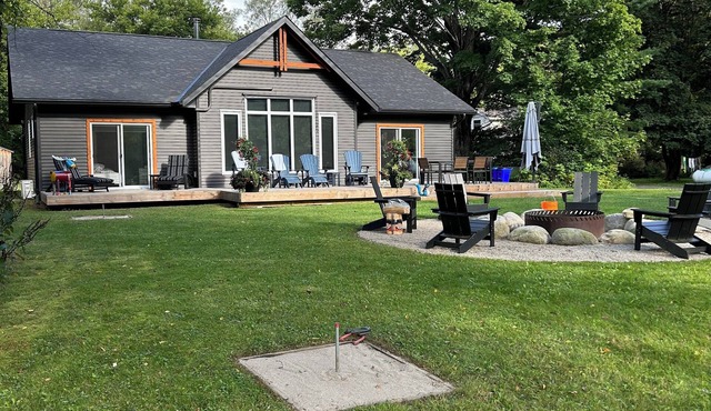 Hot tub, sauna, auto generator, in town of Bracebridge, dock-water toys, pets OK