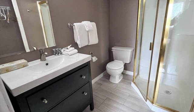 Hotel Style 1 Bedroom & Bathroom
