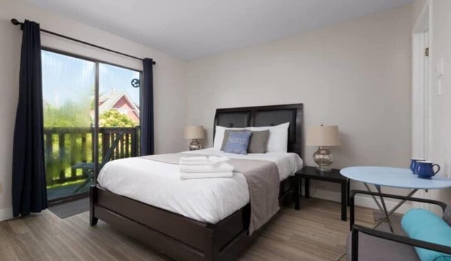 Huge 4 Bedroom Upper Suite