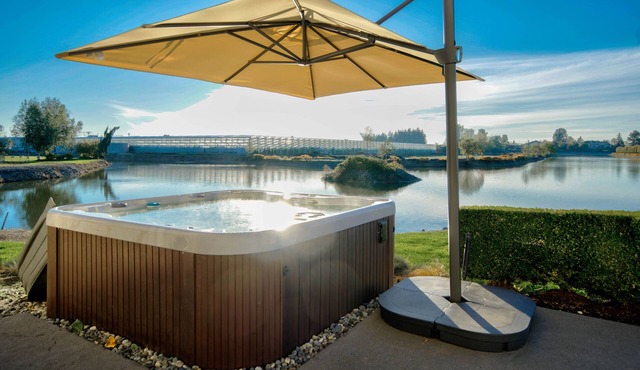 HUGE HOME! Sleeps 23, Private Lake, Gym, Hot Tub, Game Room, Theatre, Karaoke