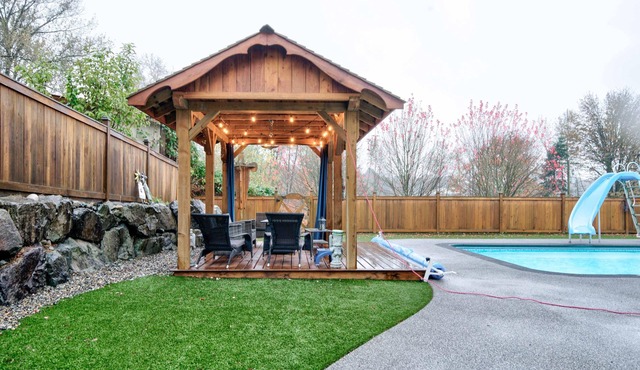 Huge house sleeps 22 w/ pool, hotub, karaoke, pool table