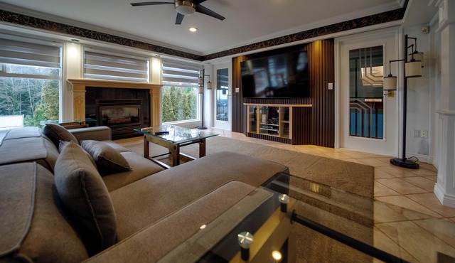 HUGE HOUSE Sleeps 22 Indoor Pool/hottub/gym/sauna/basketball court/play ground/