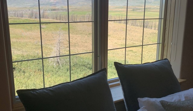 Huge Waterton River Lodge (Residence on a beautiful 3 acres backing the river)
