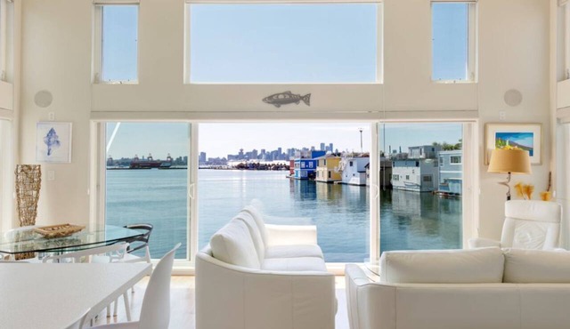 Immerse Yourself in a Classy & Cozy Floating Home with a View! Pets welcome.