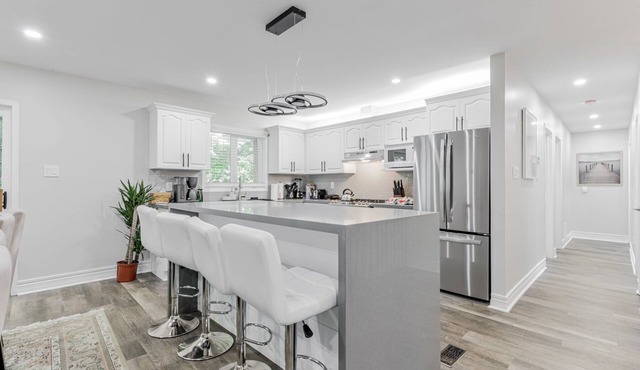 Innisfil Retreat: Hot Tub, Sauna, Pool Table