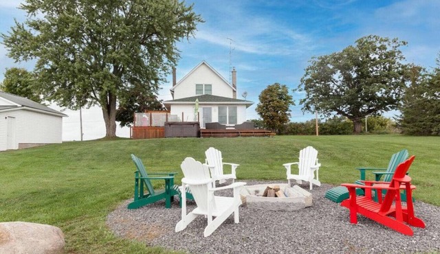 Joanie`s Farmhouse · Waterfront with Hot Tub