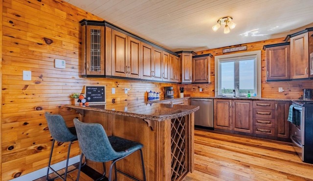 Junction Lookout Cottage 3BR, Hot Tub + Water View
