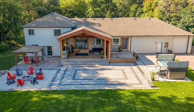 King Estate Barrie w Private Spa | 7 Bedrooms | Sleeps 20 | 5min to Downtown