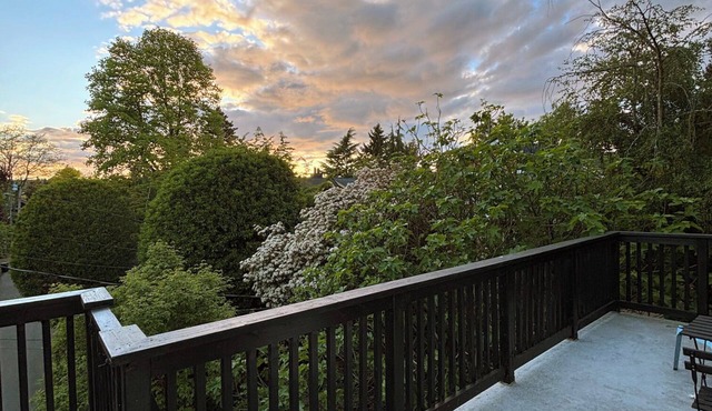 Kitsilano 2 BDR Top Floor Retreat - SUNSETS + BEACH WALKS