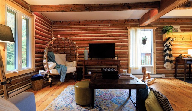 Log cabin Laurentians | 5 bedrooms | trails, fireplace, spa, pets allowed