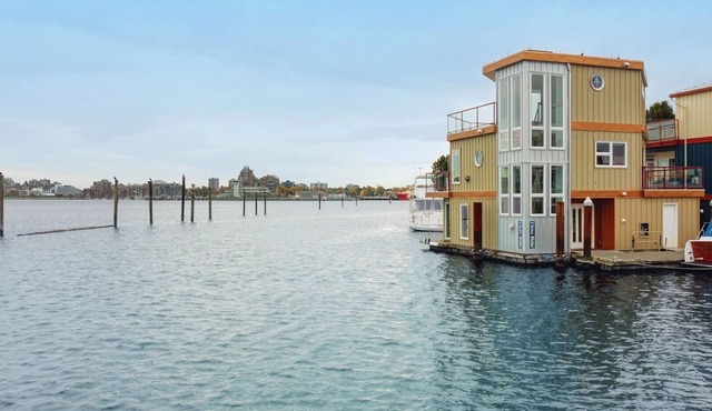 L'eau Rider. A unique float home experience.
