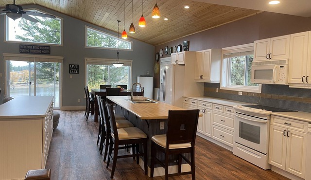 Lake Front at Baynes Lake | A/C | Private Hot Tub