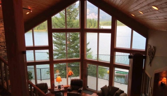 Lake front cabin on Tie Lake. Sleeps max 10. Ideal for 2 or 3 familes.