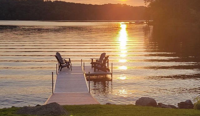 Lake Front Cottage On Beautiful Belmont Lake