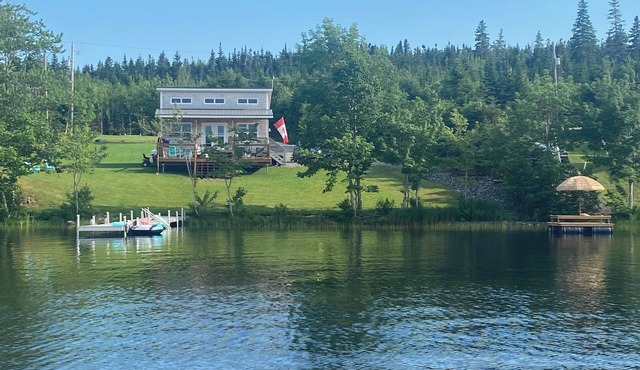 Lake side cottage with hottub, indoor and outdoor fireplace. Cozy quiet space.