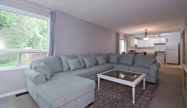 Lake Simcoe 4-Bedroom Home 5 Minutes to Beach Park