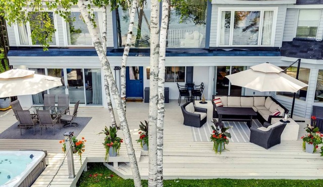 Lake Simcoe Luxury waterfront Retreat near Friday Harbour! Hot Tub!