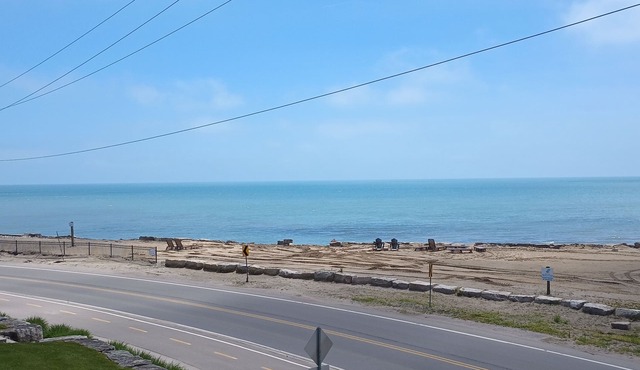 Lake view ! 1 King bed, 2 Queens 82" TV for evening Movies - 3 bed 3 bath