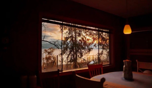 Lake view, beach access, vintage cottage getaway with sauna!