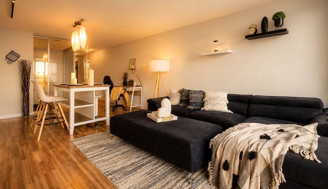 Lake View Haven | Steps to CN Tower | Free Parking