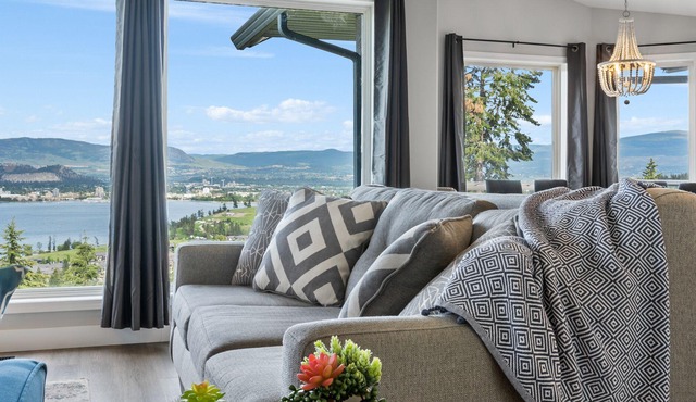 Lake Views Beach Home - 6 mins to Downtown Kelowna