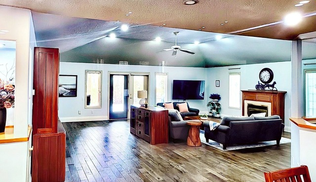 Lake & Vine Collection | Grand Bungalow Retreat l3 Ensuites|4 Kings|Games & Deck