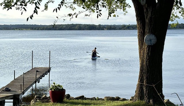 Lakefront 4-bedroom cottage w/AC near The County. Pet-Friendly. Great Fishing!