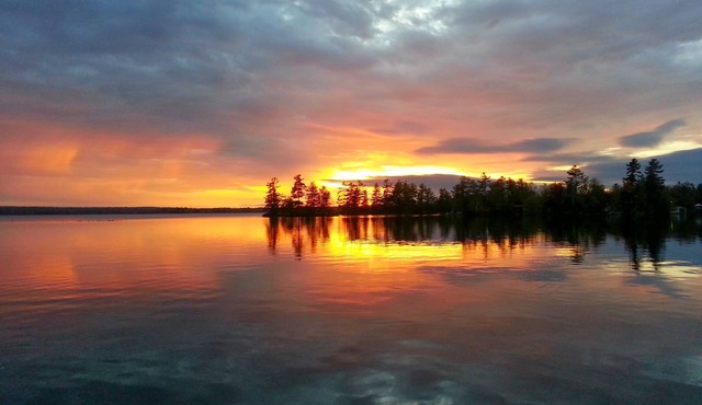 Lakefront Cabin w pristine shoreline, private dock & fire pit