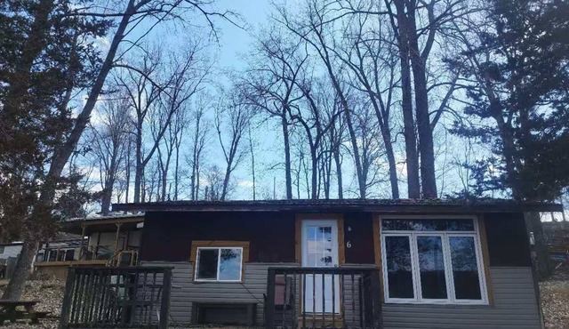 LAKEFRONT COTTAGE #6 -Close to Sandbanks - LAKE CONSECON RESORT