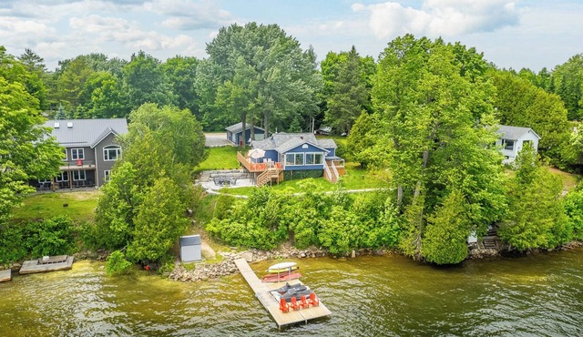 🌊Lakefront Cottage w/Hot Tub & Sauna 🔥| Epic Dock | Party Raft | Sled Trails
