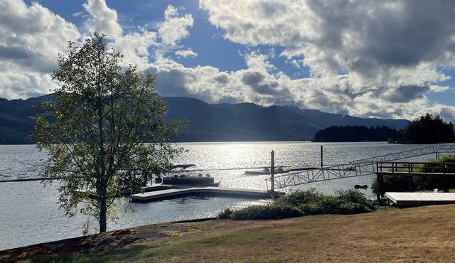 Lakefront home with tennis court & private dock & big back deck & sandy beach