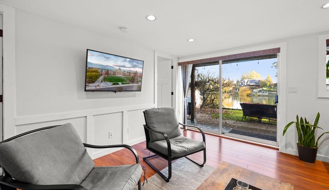 Lakefront living, BBQ, water access, parking