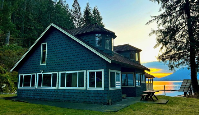 Lakefront Lodge and 3 Rustic Cabins - Sleeps 36 - Boat Access - Hot Showers+WIFI