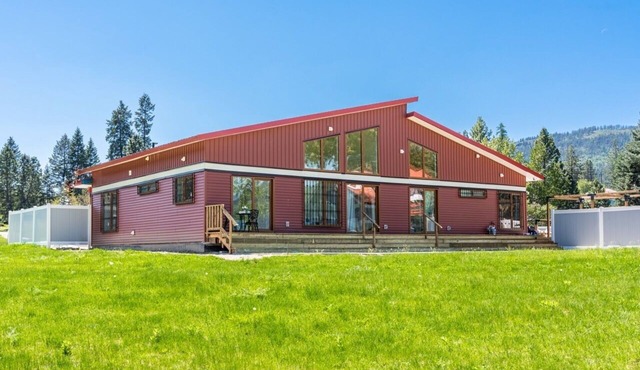 Lakefront Retro Style Retreat with Cedar Sauna, central AC, jacuzzi - fits 18ppl