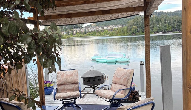 Lakefront Suite on Langford Lake – Private Wharf, Kayaks, Family Fun.