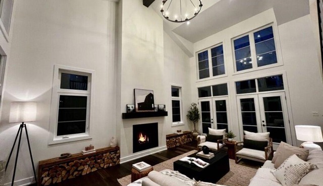 Lakeridge House, is an executive luxury weekly summer & off-season weekly rental