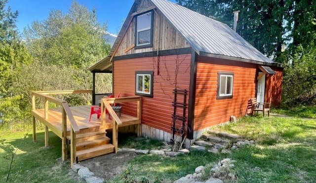 Lakeside Cottage at Paradise Hills