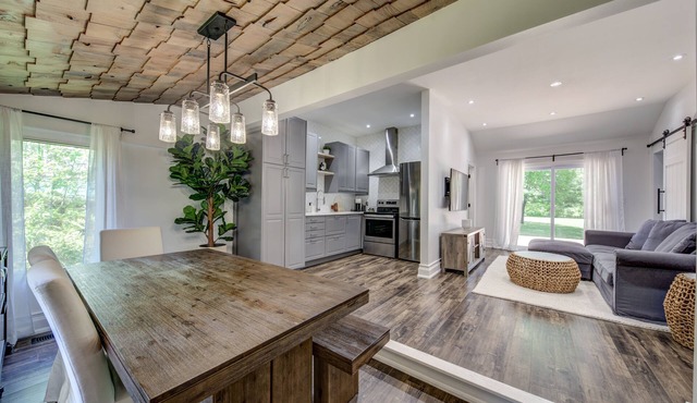 Lakeside Escape 3-Bedroom Bungalow with a Hot Tub