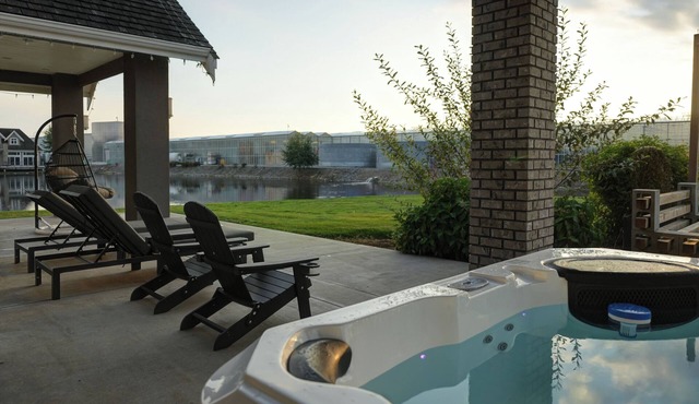 Lakeside Home: Sleeps 23/HotTub/Game Room/Theatre/Espresso/Private Lake