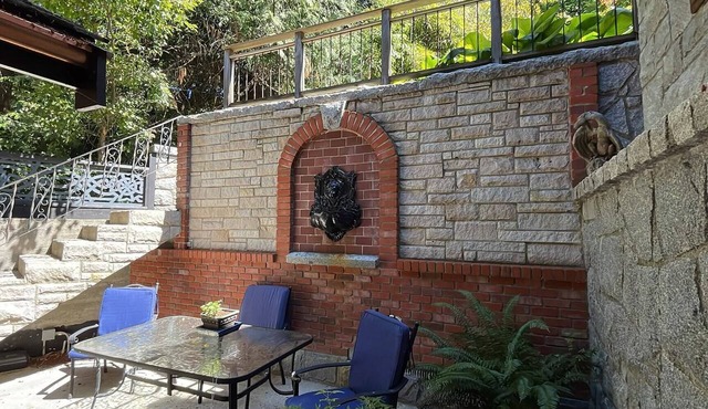 Lakeside Lodging. Charming mountain getaway 1-bed studio apt for leisure or work in Anmore