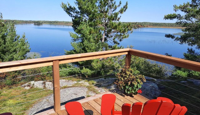 Lakeside Lookout on Fish Bay Lake Nipissing Ontario Canada, 3 bedroom cottage.