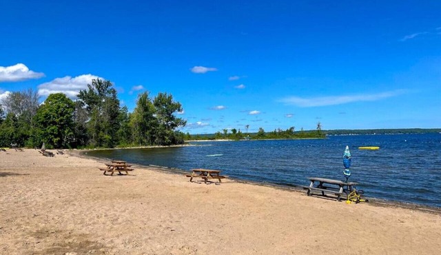 Lakeside Retreat: Steps to Beach