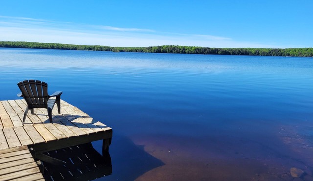 Lakeside Serenity: Cozy Retreat on Ahmic Lake