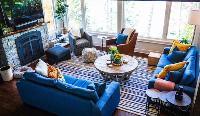 Lakeside Serenity: Modern Comfort Meets Nature