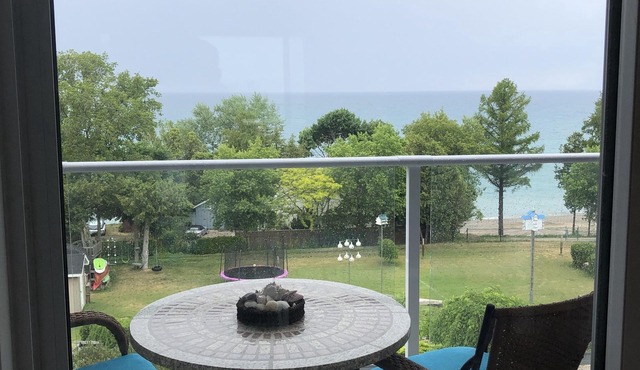 Lakeside Terrace: 1br Kincardine Waterfront Suite