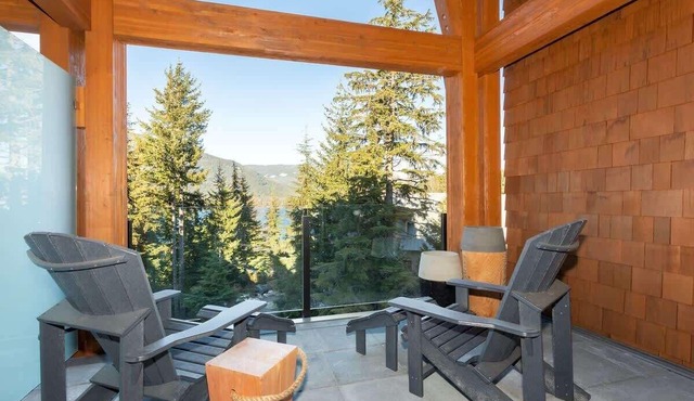 Lakeside townhouse w/private garage