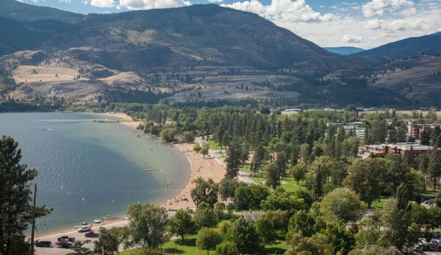 Lakeside Villa & Nordic Spa - Boutique motel with beach access