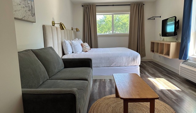 Lakeside Villa & Nordic Spa - Boutique motel with beach access