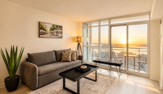Lakeview 1BR + Den Steps to CN Tower Free Parking